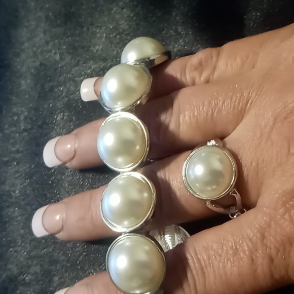 Faux Pearl beaded bracelet & 2 expandable rings . - Picture 7 of 9